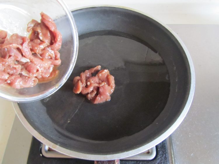 红萝卜炒鸭脯肉步骤5
