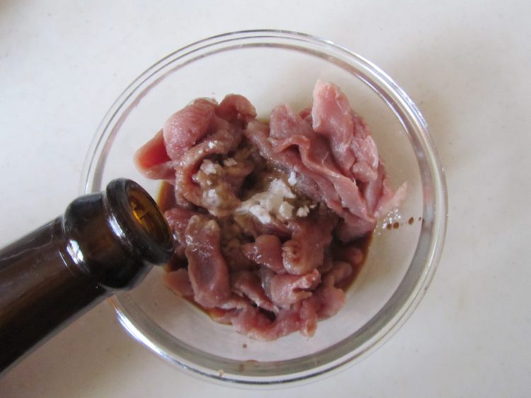 红萝卜炒鸭脯肉步骤2