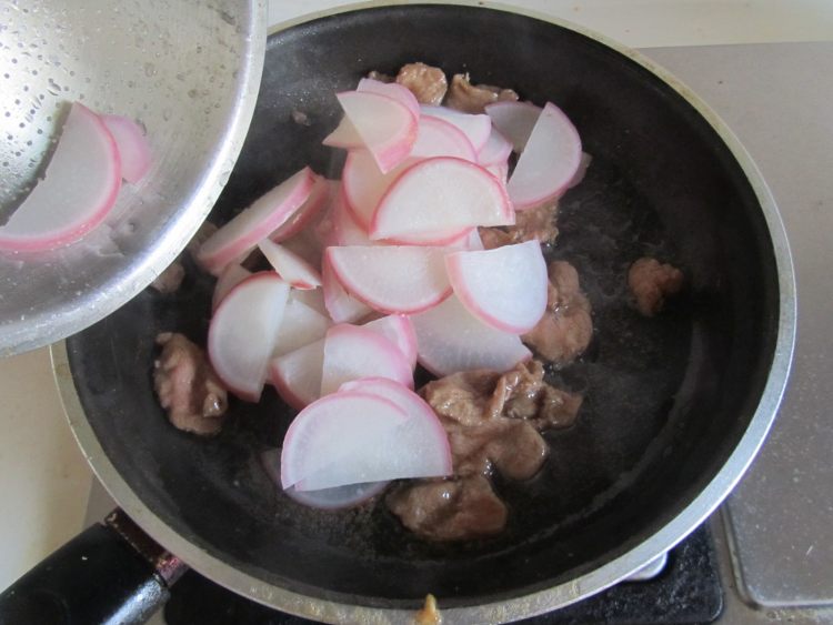 红萝卜炒鸭脯肉步骤6