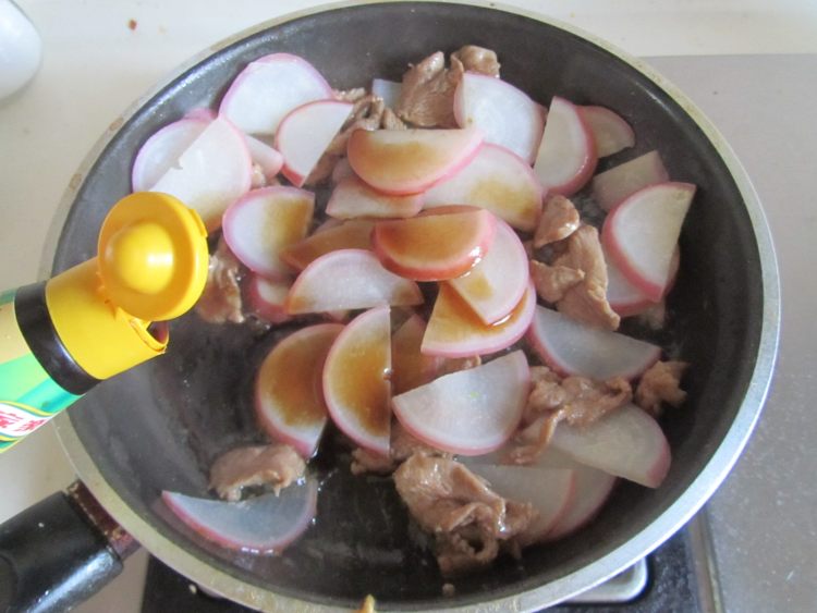 红萝卜炒鸭脯肉步骤7