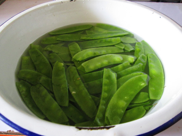 虾仁荷兰豆步骤2