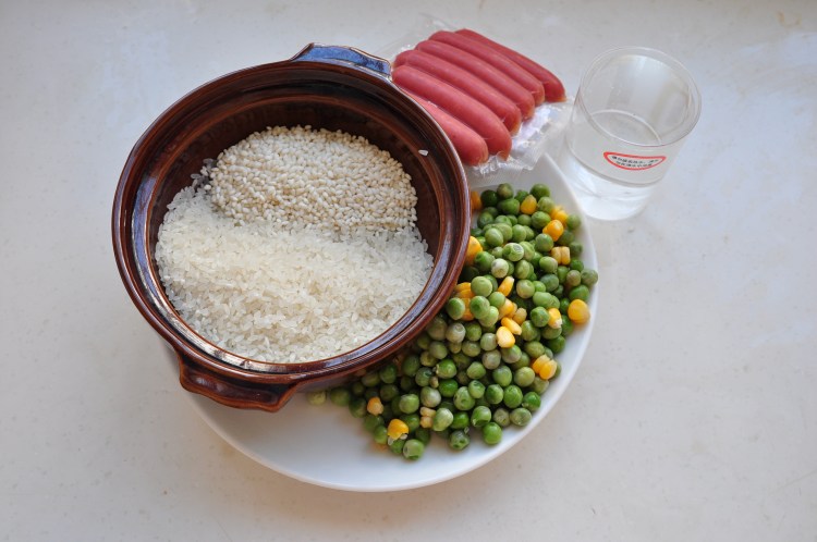 豌豆腊肠焖饭步骤1