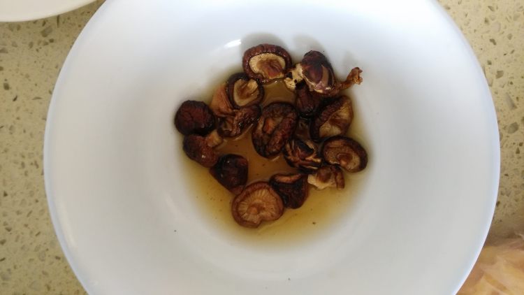香菇萝卜鸡汤步骤4