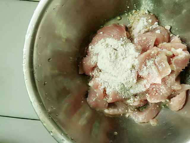 韭菜花炒肉步骤3