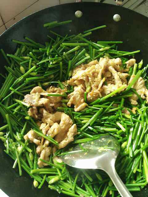 韭菜花炒肉步骤8