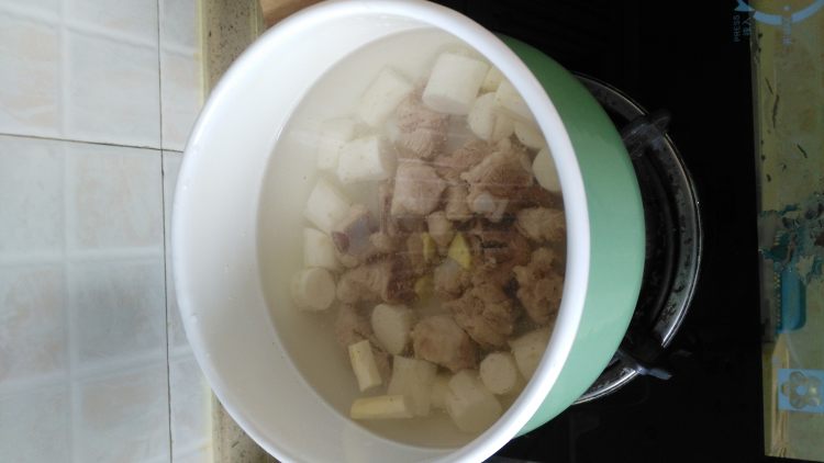 铁棍淮山排骨汤步骤6