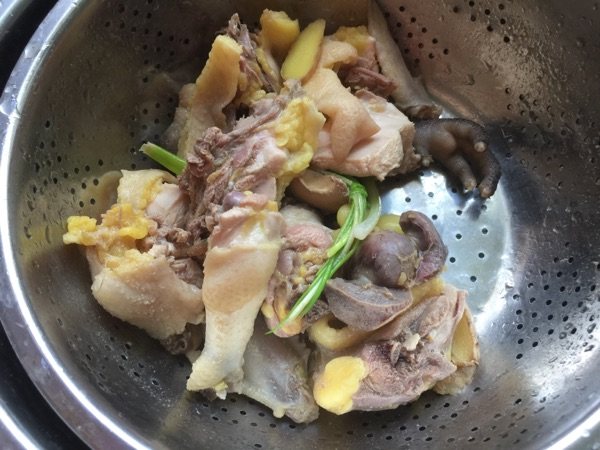 松露土鸡汤步骤3