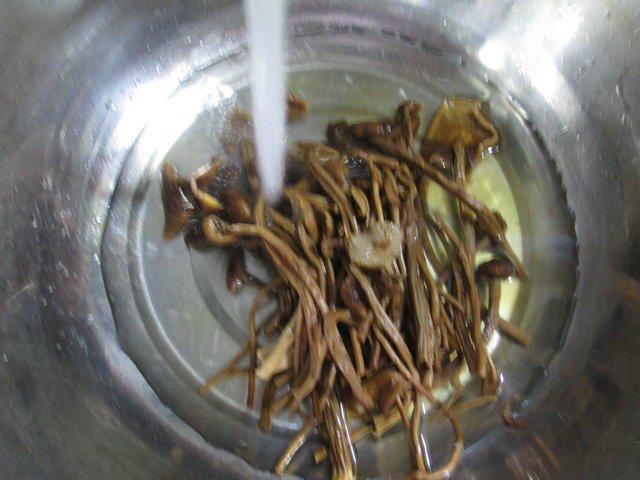 茶树菇鸡腿汤步骤2