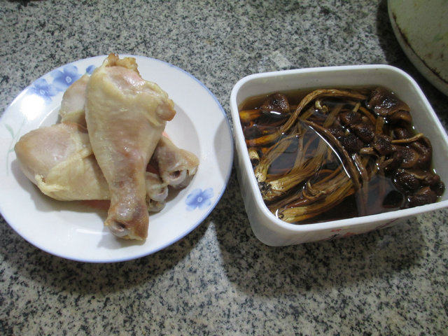 茶树菇鸡腿汤步骤1