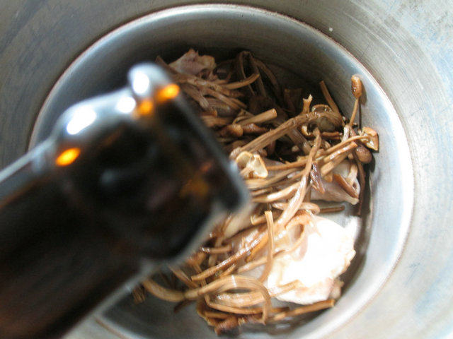 茶树菇鸡腿汤步骤3