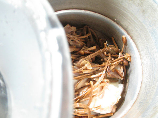 茶树菇鸡腿汤步骤4