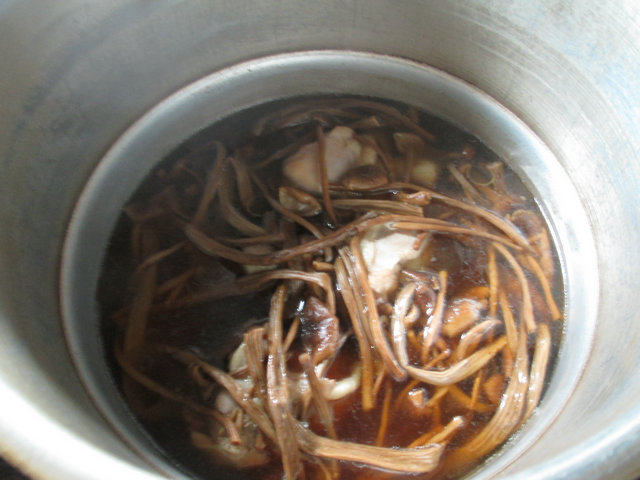 茶树菇鸡腿汤步骤6