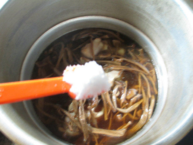 茶树菇鸡腿汤步骤7