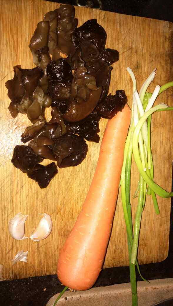 黑木耳炒胡萝卜片步骤1