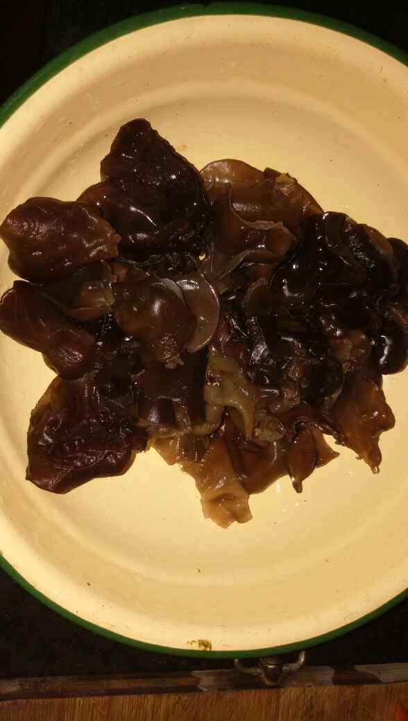 黑木耳炒胡萝卜片步骤3
