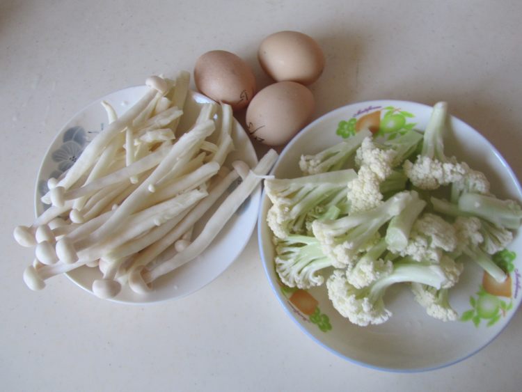 鸡蛋蘑菇炒花菜步骤1
