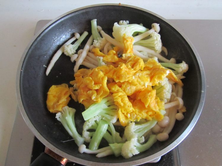 鸡蛋蘑菇炒花菜步骤9