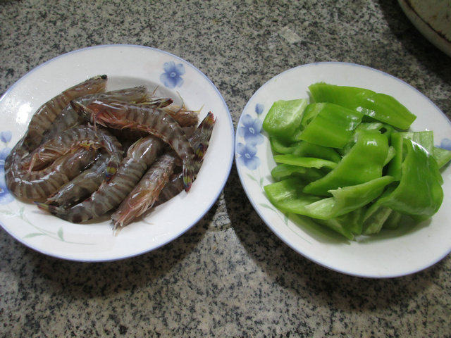 尖椒炒基围虾步骤1