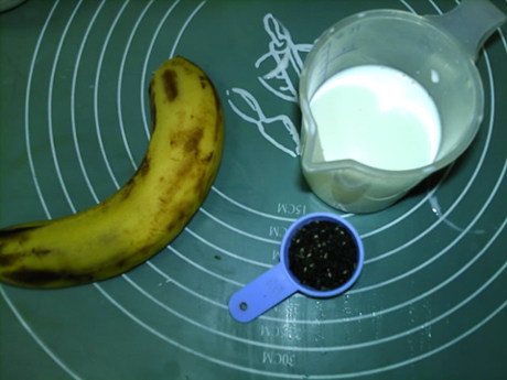 黑芝麻香蕉奶饮步骤1