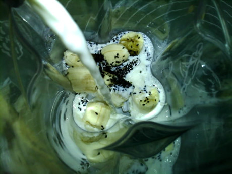 黑芝麻香蕉奶饮步骤2