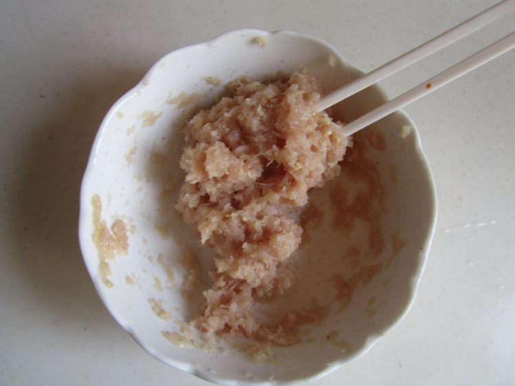 草菇焖鸡丸步骤2