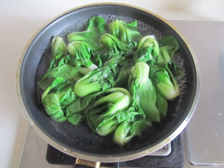 草菇焖鸡丸步骤5