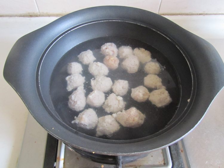 草菇焖鸡丸步骤4