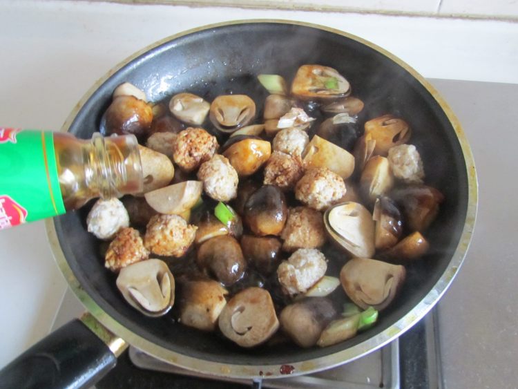 草菇焖鸡丸步骤9