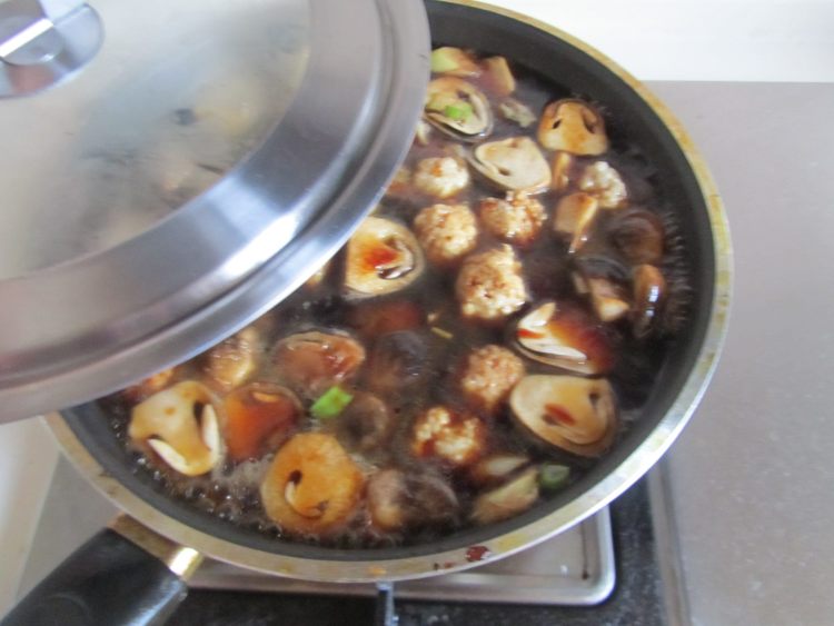 草菇焖鸡丸步骤10