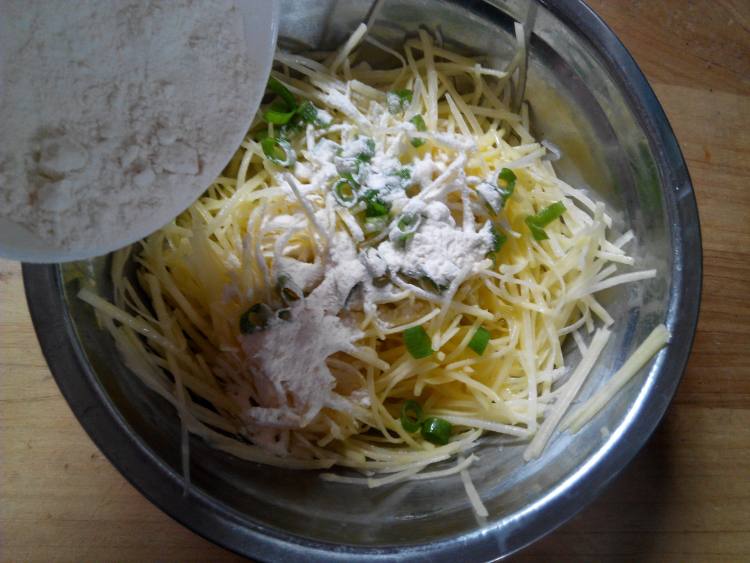 鸡蛋土豆饼步骤4