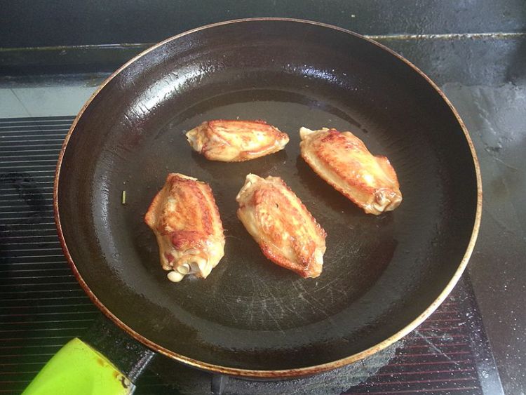 啤酒焖鸡翅步骤7