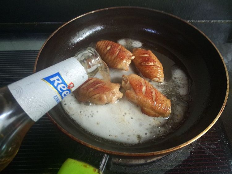 啤酒焖鸡翅步骤9