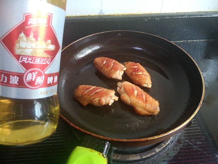 啤酒焖鸡翅步骤8