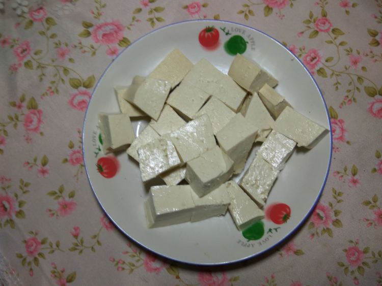 番茄鸡蛋豆腐汤步骤1