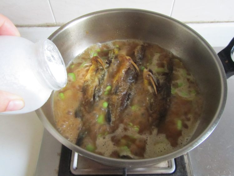 黄骨鱼焖豆米步骤8