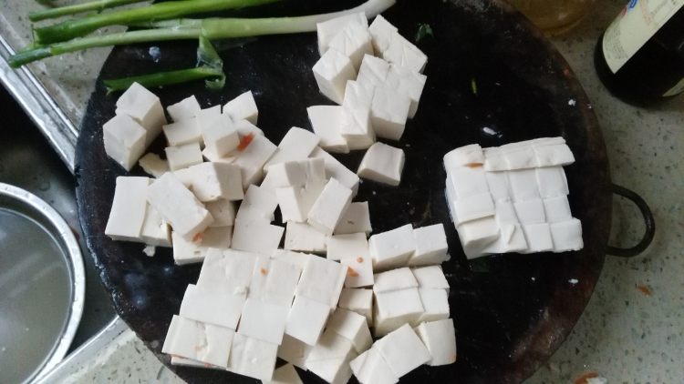豆腐炒肉丁步骤1