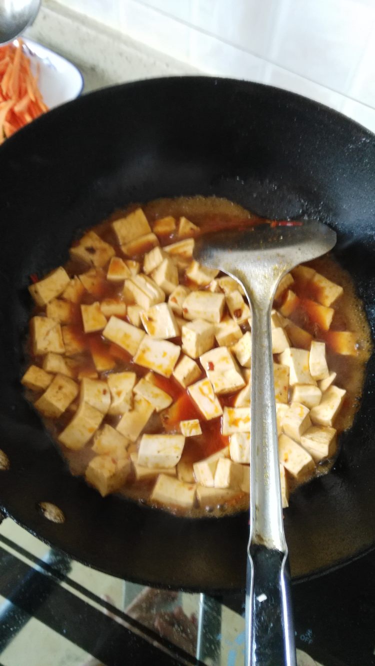 豆腐炒肉丁步骤7