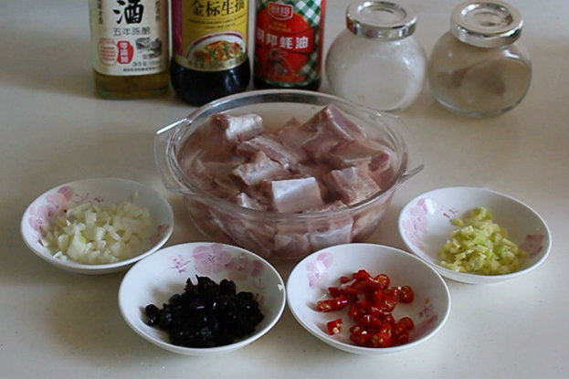 豉椒蒸排骨步骤1