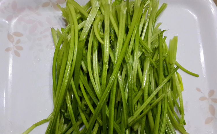 清炒菠菜梗步骤1
