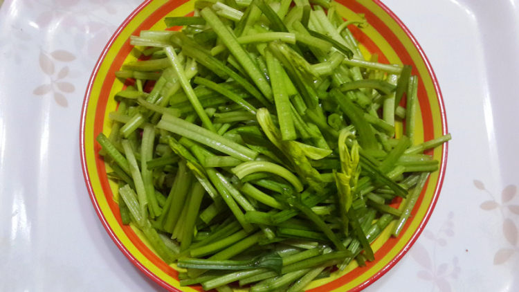 清炒菠菜梗步骤2