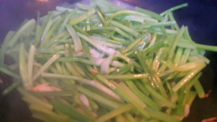 清炒菠菜梗步骤6