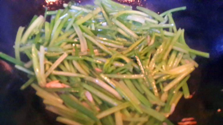 清炒菠菜梗步骤5