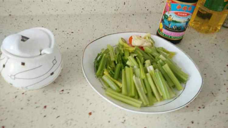 芹菜炒肉#多效护理一步骤1