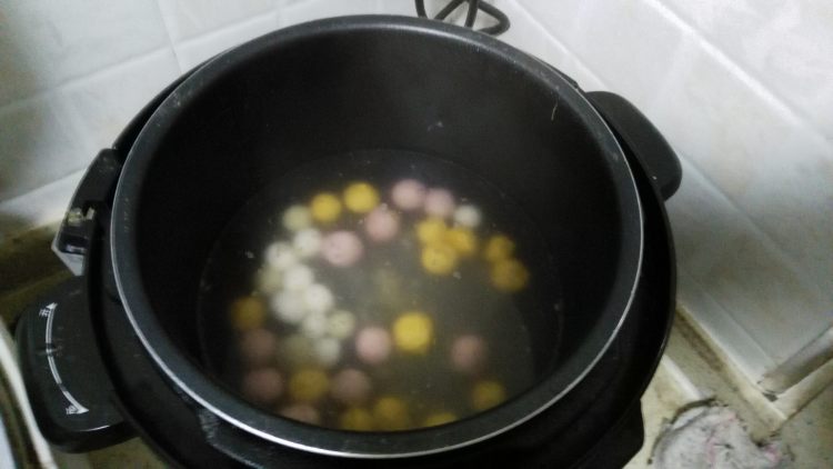 双红荷包蛋煮彩色汤圆步骤1