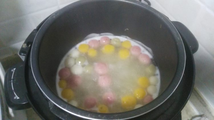 双红荷包蛋煮彩色汤圆步骤2