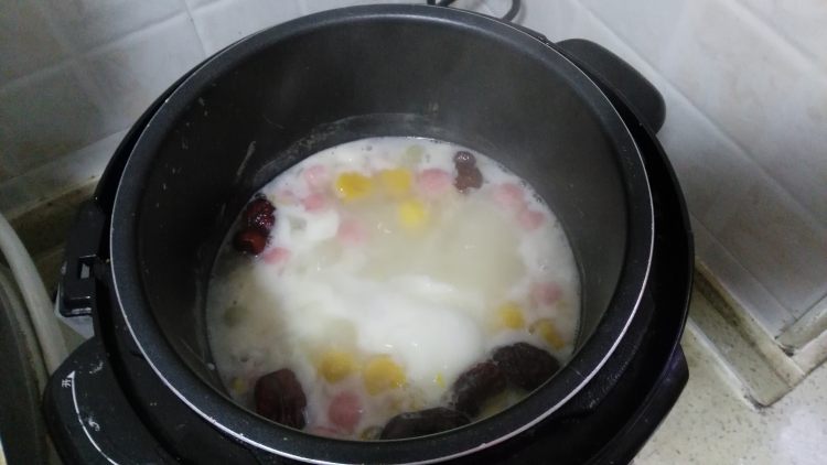 双红荷包蛋煮彩色汤圆步骤4