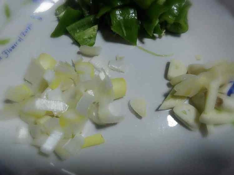 包菜土豆炒肉片步骤4