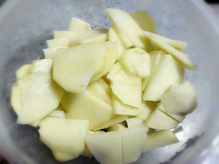 包菜土豆炒肉片步骤3
