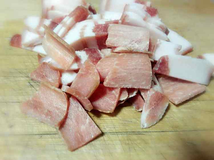 包菜土豆炒肉片步骤1
