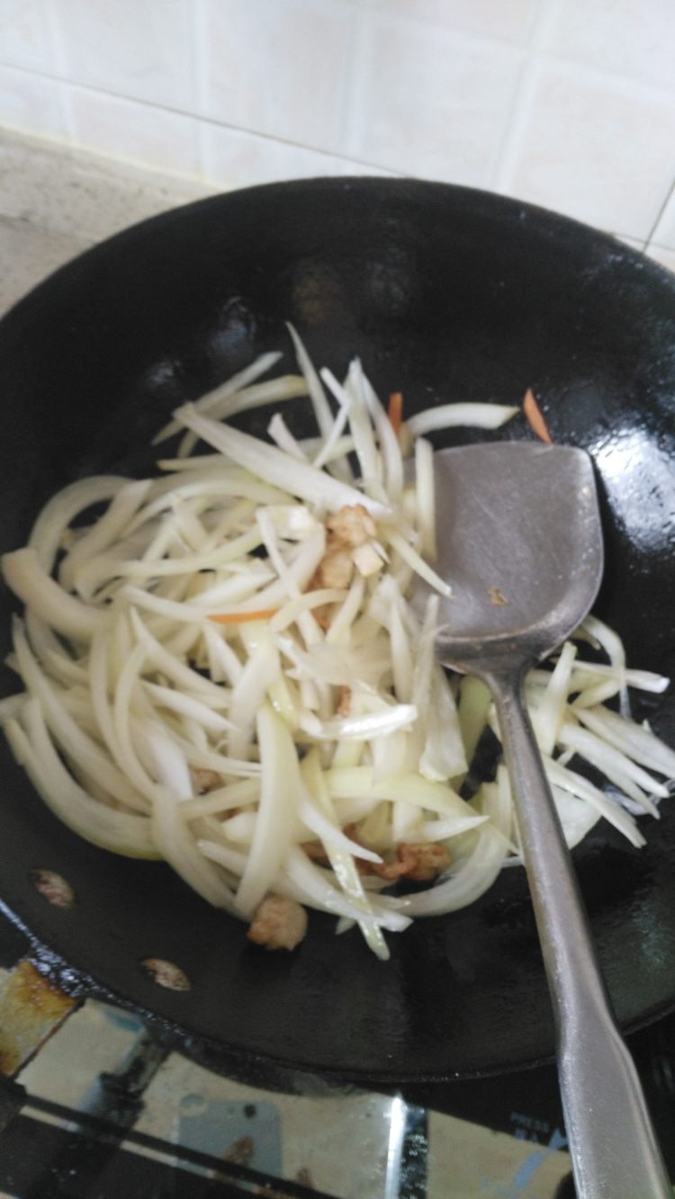 胡萝卜炒洋葱步骤2